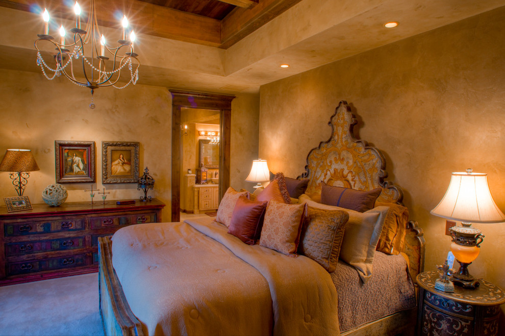 デンバーにある広い地中海スタイルのおしゃれな主寝室 (カーペット敷き、ベージュの壁、暖炉なし) のインテリア