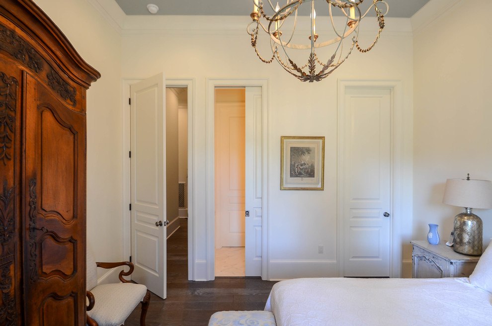 Идея дизайна: гостевая спальня среднего размера, (комната для гостей) в классическом стиле с белыми стенами и темным паркетным полом без камина
