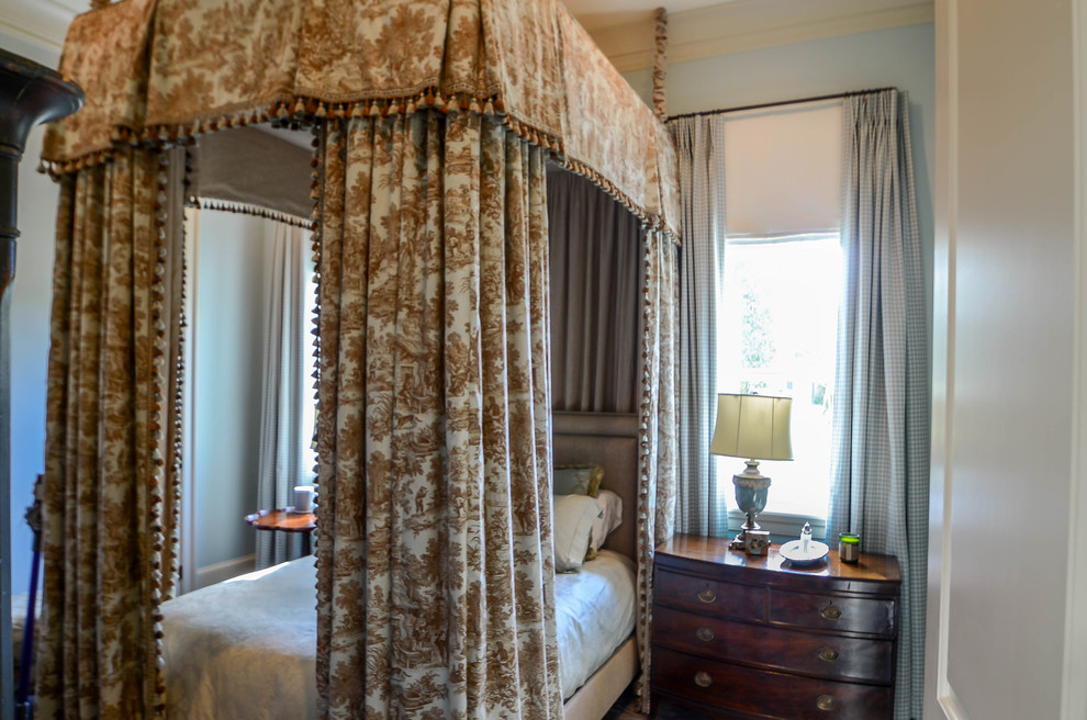 На фото: гостевая спальня среднего размера, (комната для гостей) в классическом стиле с синими стенами без камина
