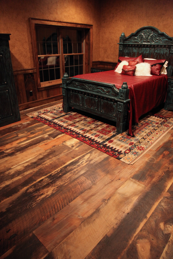 Foto de habitación de invitados rural de tamaño medio sin chimenea con paredes marrones y suelo de madera en tonos medios