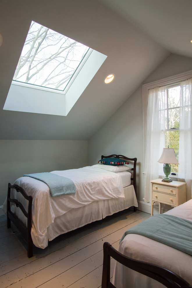 Свежая идея для дизайна: гостевая спальня (комната для гостей), среднего размера в классическом стиле с серыми стенами без камина - отличное фото интерьера