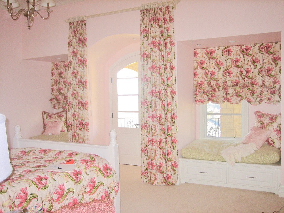Foto de dormitorio clásico de tamaño medio con paredes rosas y suelo rosa