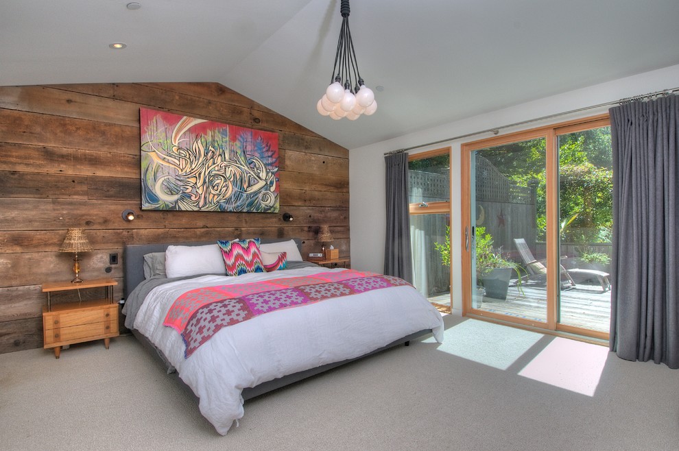 Retro Schlafzimmer mit weißer Wandfarbe und Teppichboden in San Francisco