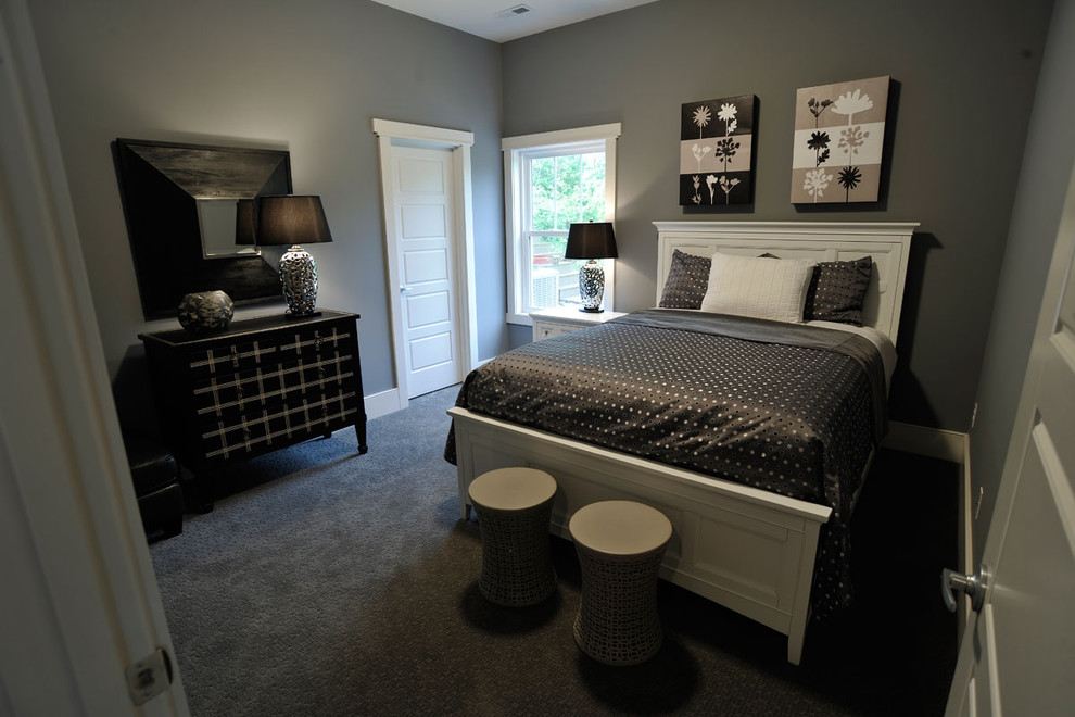 Exemple d'une chambre chic avec un sol gris, un mur beige et du lambris de bois.