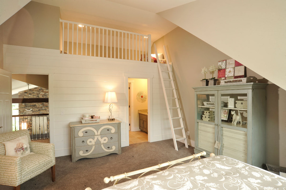 Aménagement d'une chambre d'enfant classique avec un mur beige, moquette, un sol gris et du lambris de bois.