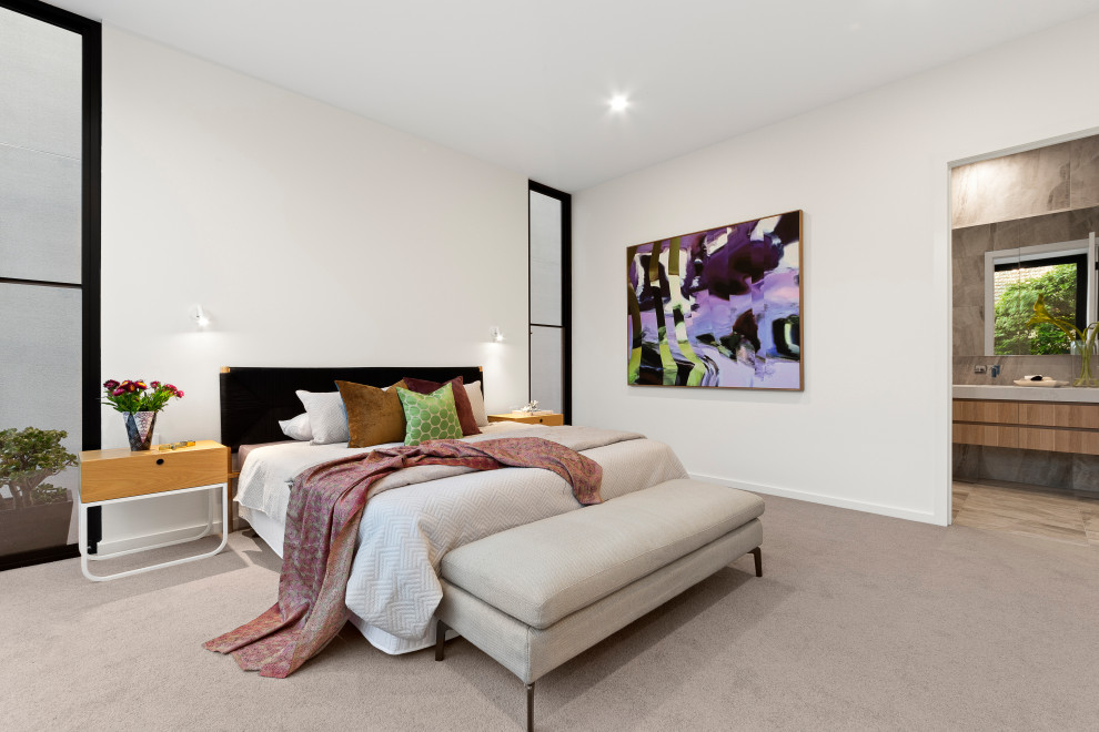 Идея дизайна: хозяйская спальня в современном стиле с белыми стенами, ковровым покрытием и серым полом
