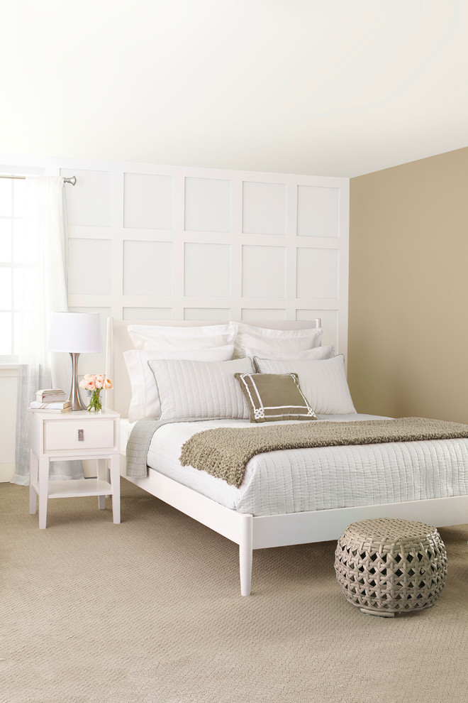 Стильный дизайн: хозяйская спальня среднего размера в стиле неоклассика (современная классика) с коричневыми стенами и ковровым покрытием - последний тренд