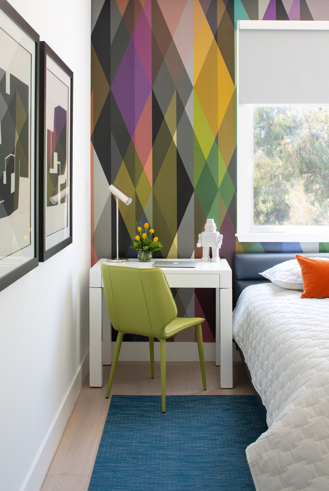 Ejemplo de dormitorio contemporáneo con paredes multicolor, suelo de madera clara, suelo beige y papel pintado