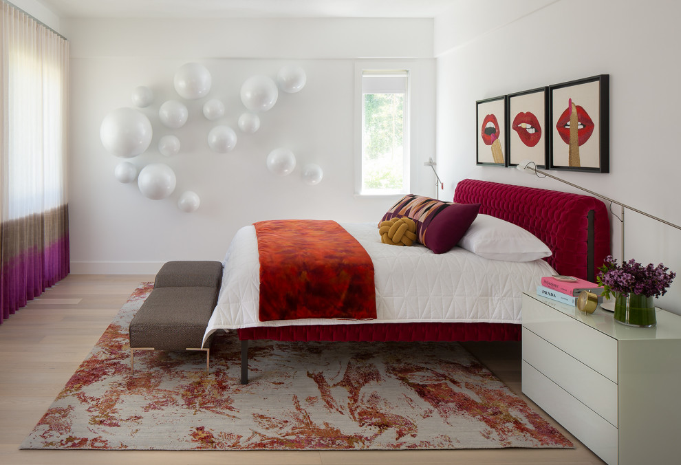Exempel på ett modernt sovrum, med vita väggar, ljust trägolv och beiget golv