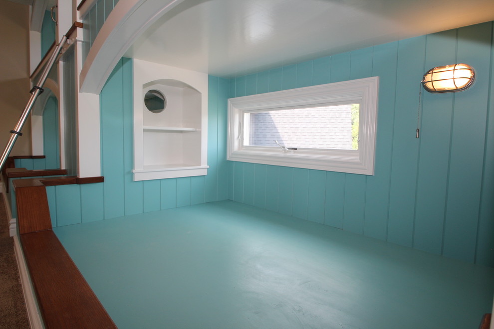 他の地域にあるビーチスタイルのおしゃれな寝室 (青い壁、カーペット敷き) のインテリア