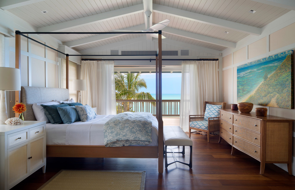 Modelo de dormitorio principal tropical sin chimenea con paredes multicolor y suelo de madera en tonos medios