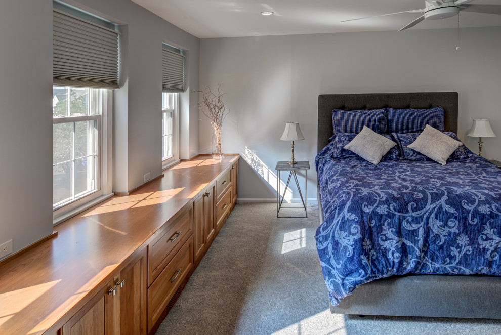 Modelo de dormitorio principal tradicional renovado de tamaño medio sin chimenea con paredes grises, moqueta y suelo gris