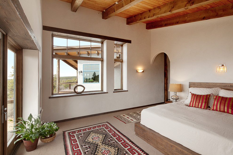 Foto de dormitorio principal de estilo americano con paredes blancas, moqueta y suelo beige
