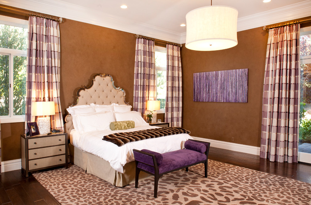 Diseño de dormitorio principal contemporáneo de tamaño medio con paredes marrones y suelo de madera en tonos medios