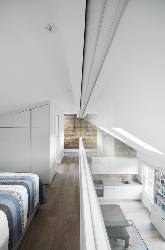 Idee per una camera matrimoniale minimal di medie dimensioni con pareti bianche, parquet chiaro e pavimento beige
