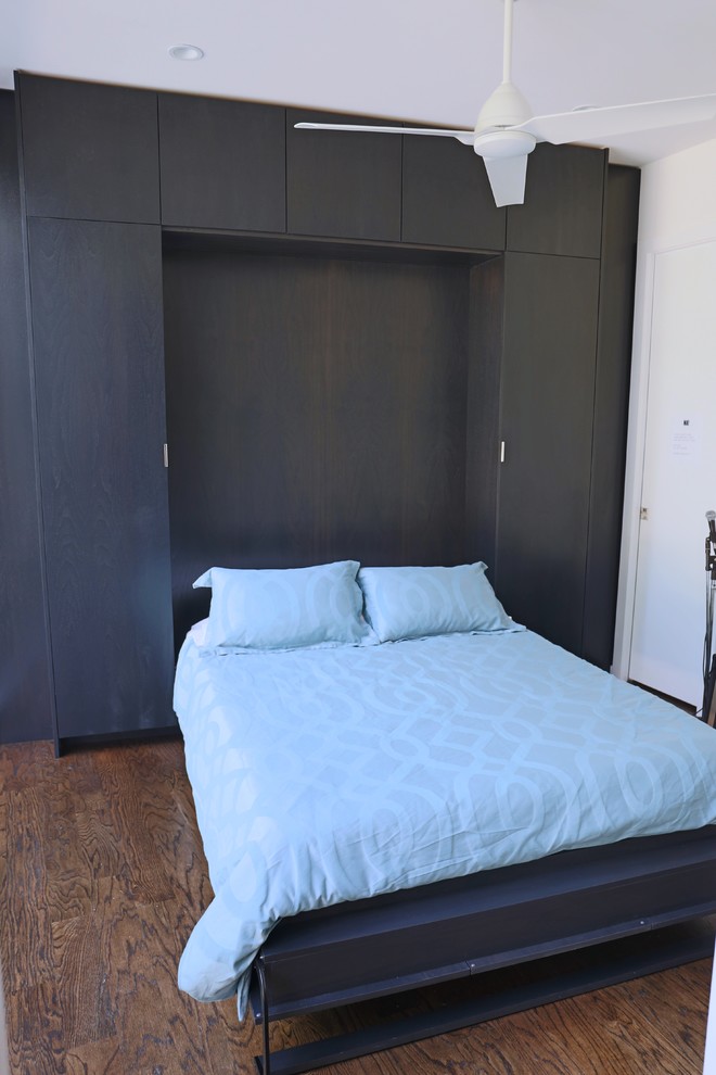 Свежая идея для дизайна: большая гостевая спальня (комната для гостей) в стиле модернизм с белыми стенами и темным паркетным полом - отличное фото интерьера