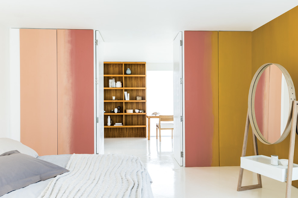 Idéer för ett modernt sovrum, med vitt golv