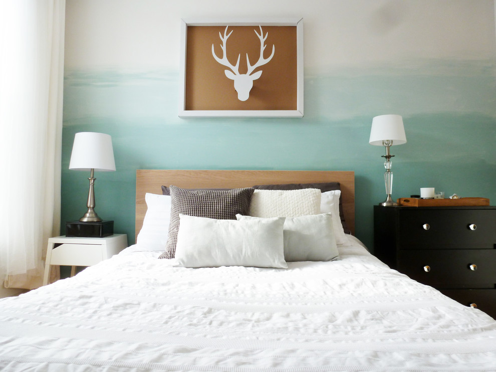 Foto de dormitorio principal clásico renovado de tamaño medio sin chimenea con paredes azules, suelo de madera clara y suelo marrón