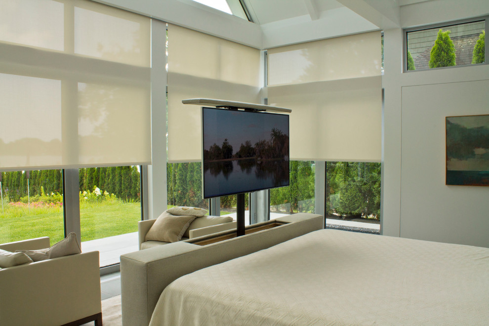 Стильный дизайн: большая хозяйская спальня в стиле модернизм с белыми стенами, полом из сланца, серым полом и телевизором без камина - последний тренд