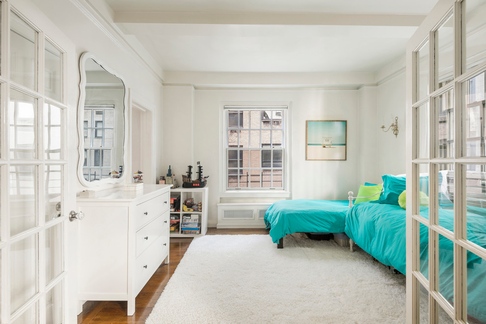 Imagen de habitación de invitados tradicional renovada de tamaño medio con paredes blancas y suelo de madera en tonos medios