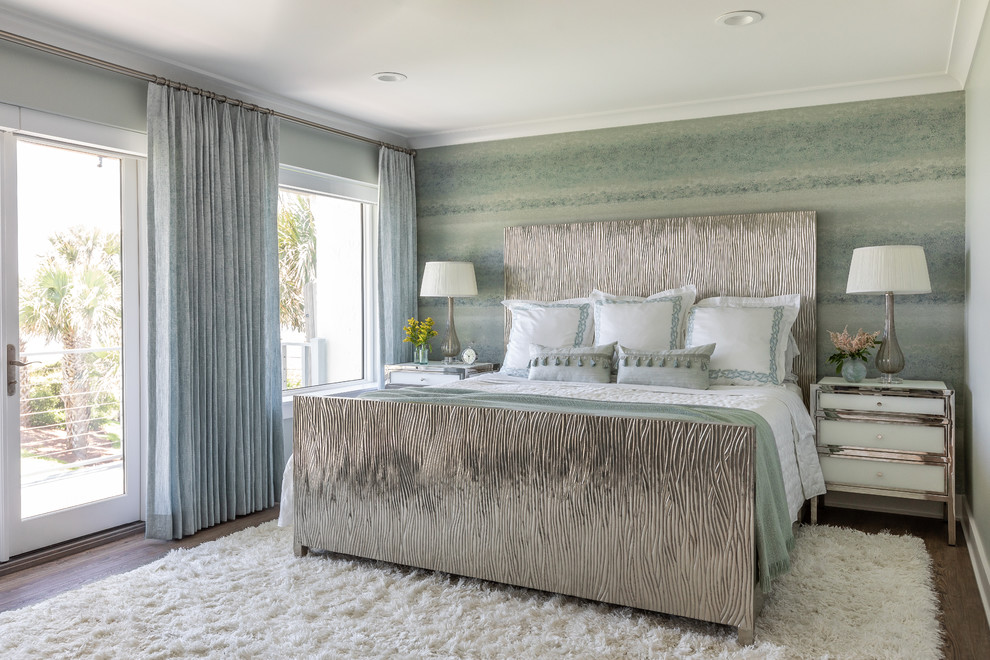 ジャクソンビルにある広いビーチスタイルのおしゃれな主寝室 (青い壁、茶色い床、濃色無垢フローリング) のインテリア