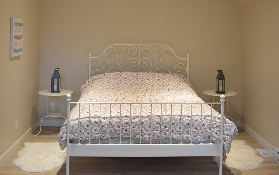 На фото: хозяйская спальня среднего размера в стиле модернизм с бежевыми стенами, полом из ламината и бежевым полом с
