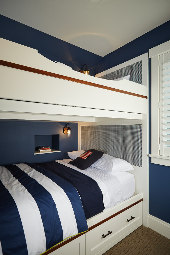 Modelo de habitación de invitados clásica de tamaño medio con paredes azules y moqueta