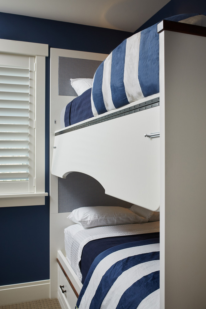 Imagen de habitación de invitados tradicional de tamaño medio con paredes azules y moqueta
