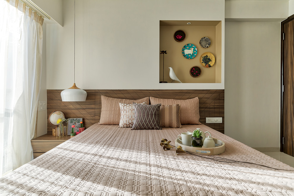 Ispirazione per una camera da letto design con pareti bianche e pavimento beige