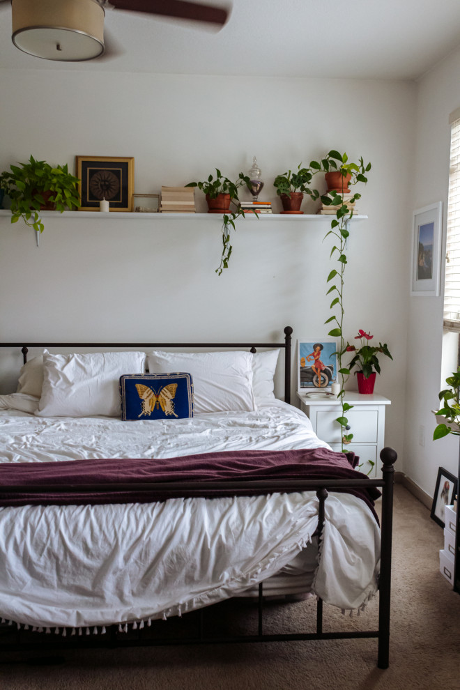 На фото: маленькая хозяйская спальня в стиле фьюжн с белыми стенами, ковровым покрытием и бежевым полом без камина для на участке и в саду