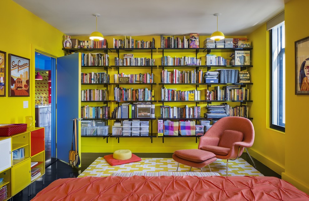 Idée de décoration pour une chambre design avec un mur jaune et parquet foncé.