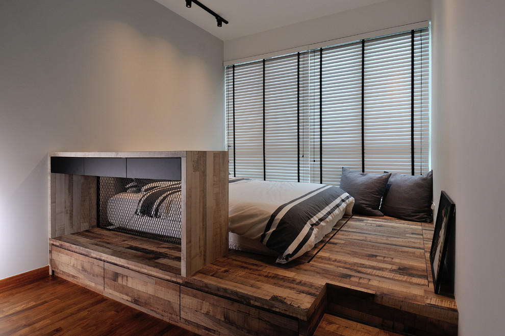 Diseño de dormitorio industrial sin chimenea con paredes blancas y suelo de madera oscura