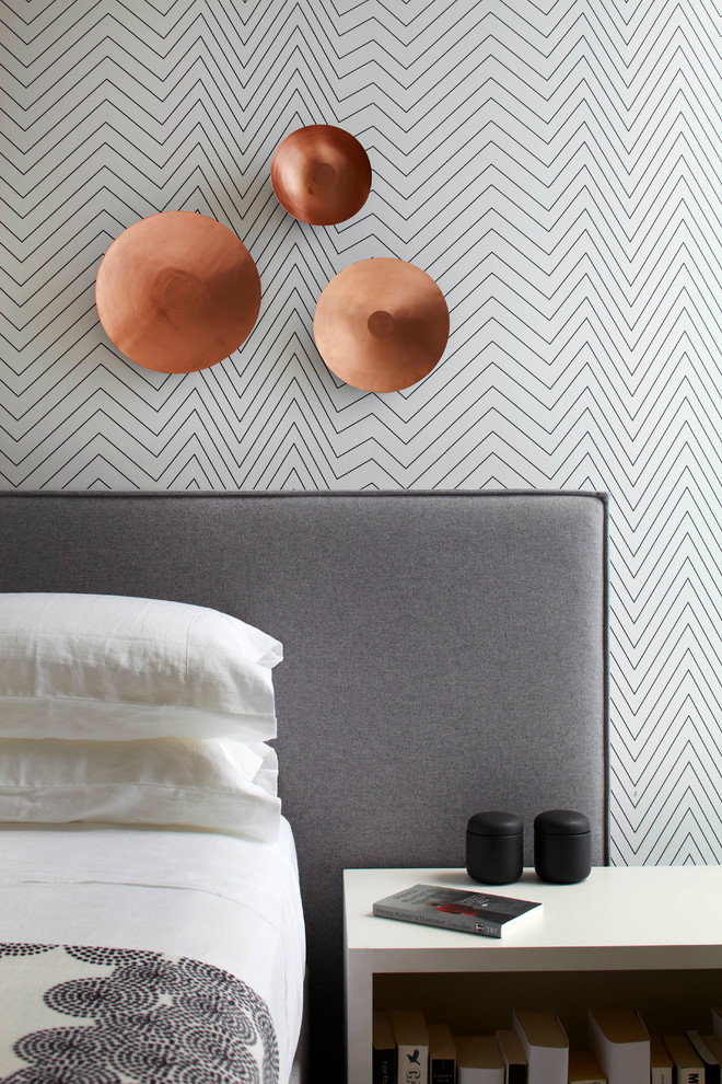 Mittelgroßes Modernes Schlafzimmer mit weißer Wandfarbe und Teppichboden in Sydney