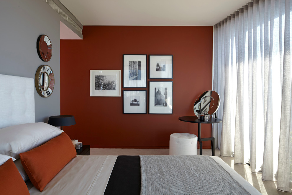 Идея дизайна: хозяйская спальня среднего размера в современном стиле с оранжевыми стенами
