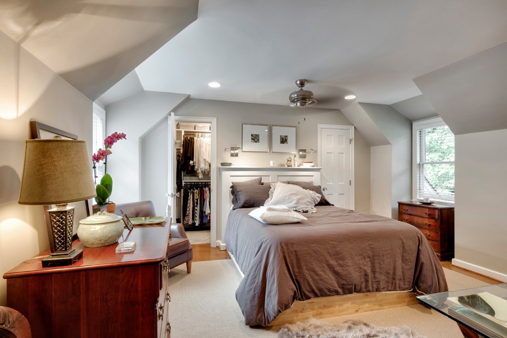 Пример оригинального дизайна: хозяйская спальня в классическом стиле с серыми стенами, паркетным полом среднего тона и коричневым полом