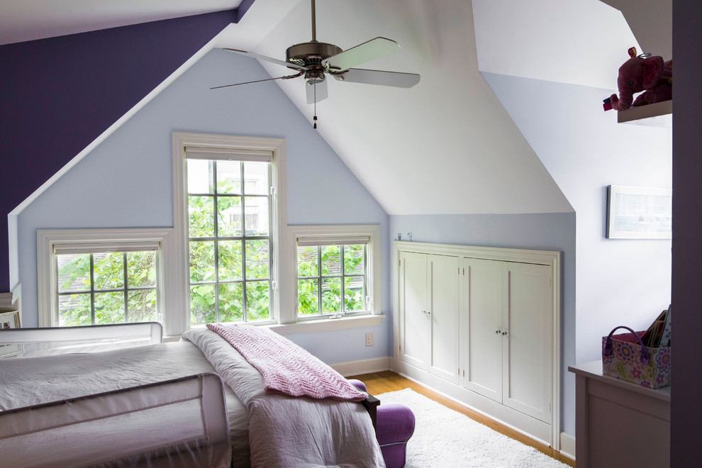 Foto di una camera da letto chic di medie dimensioni con pareti blu, parquet chiaro e nessun camino