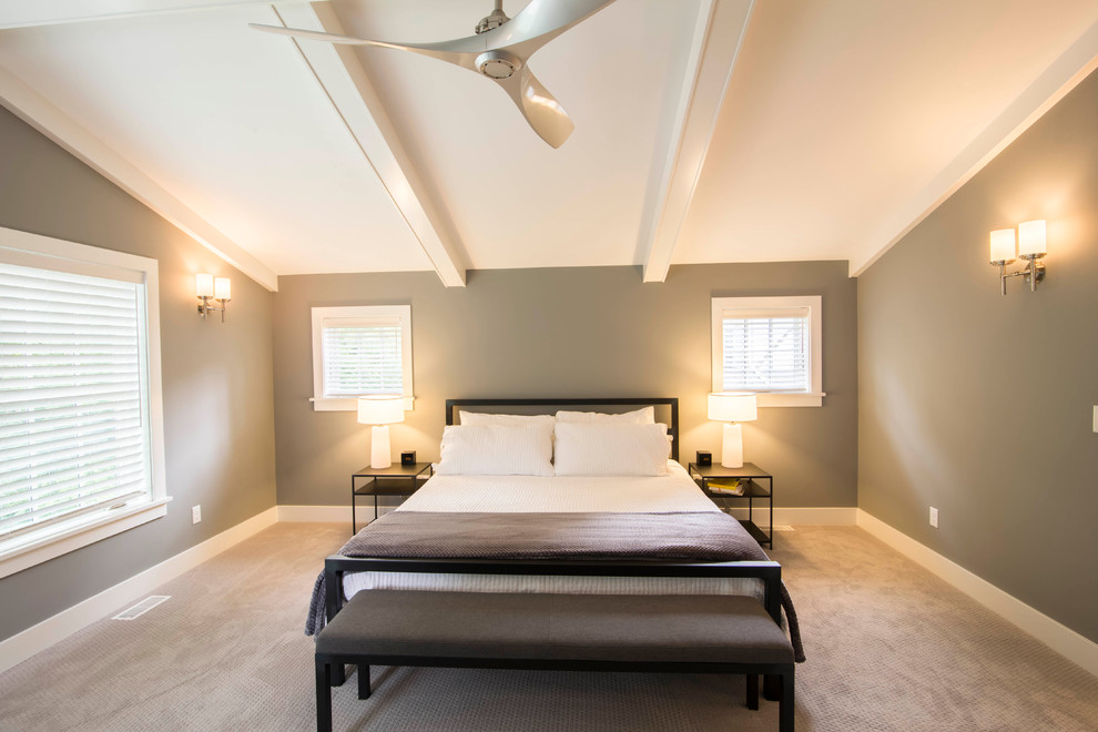 Diseño de dormitorio principal tradicional renovado de tamaño medio sin chimenea con paredes grises y moqueta