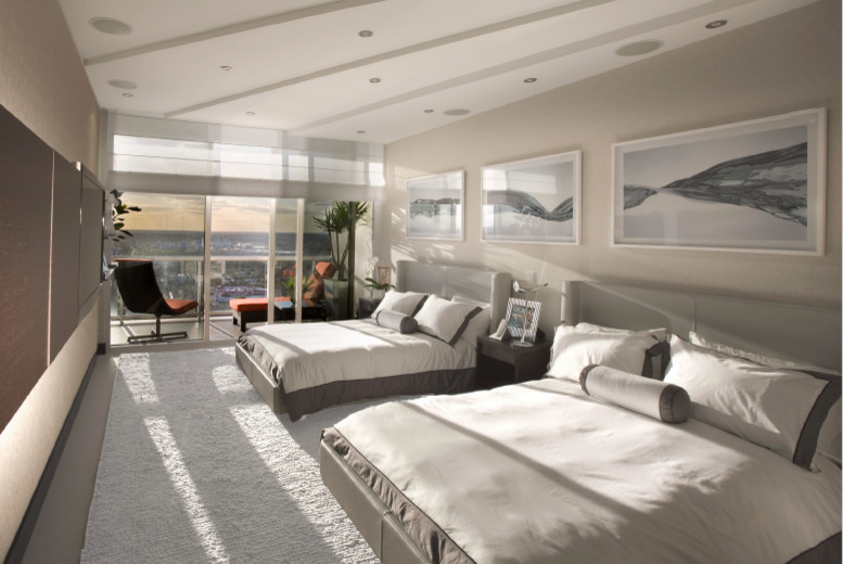 Стильный дизайн: гостевая спальня среднего размера, (комната для гостей) в стиле модернизм с серыми стенами, стандартным камином и ковровым покрытием - последний тренд
