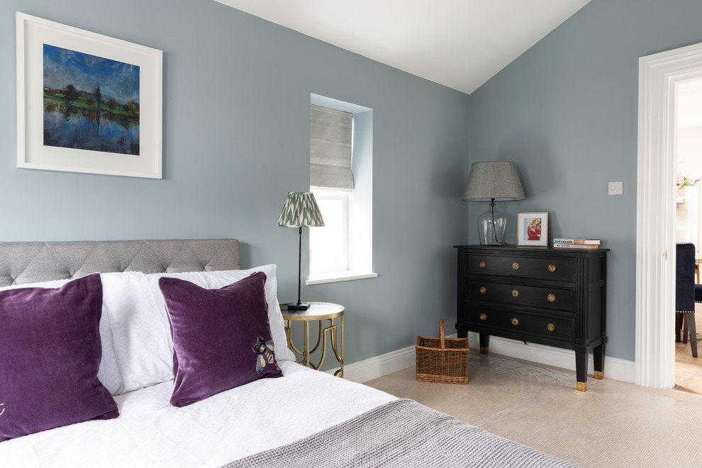 Источник вдохновения для домашнего уюта: маленькая гостевая спальня (комната для гостей) в современном стиле с синими стенами, ковровым покрытием и бежевым полом для на участке и в саду