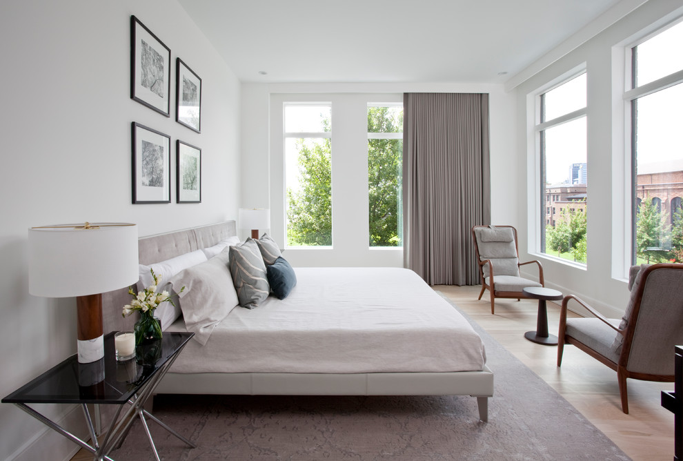 Свежая идея для дизайна: спальня в современном стиле с белыми стенами, светлым паркетным полом и бежевым полом - отличное фото интерьера