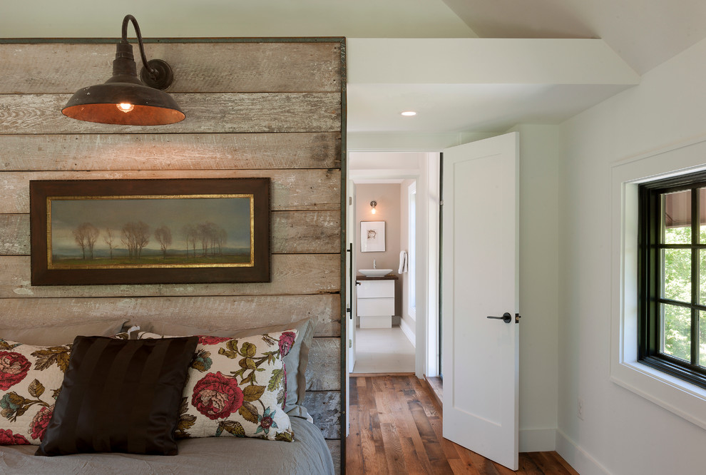 Foto de dormitorio actual con paredes multicolor, suelo de madera en tonos medios y suelo marrón