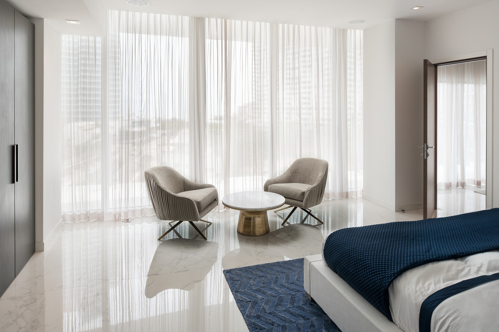 Idee per una camera degli ospiti di medie dimensioni con pareti bianche, pavimento in marmo e pavimento multicolore