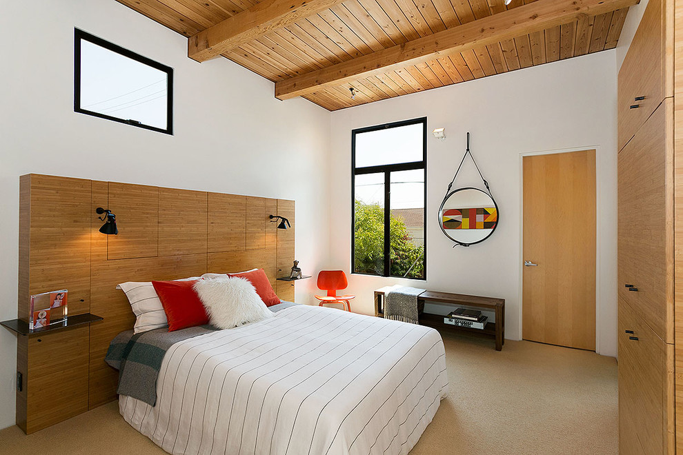 Immagine di una camera da letto minimalista con pareti bianche, moquette e pavimento beige
