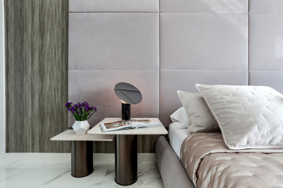 Foto de dormitorio principal minimalista extra grande con paredes beige, suelo de mármol, suelo blanco y panelado