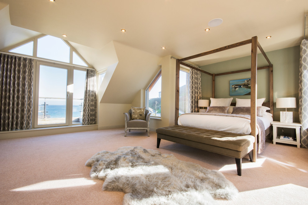 Imagen de dormitorio principal costero con paredes verdes y moqueta