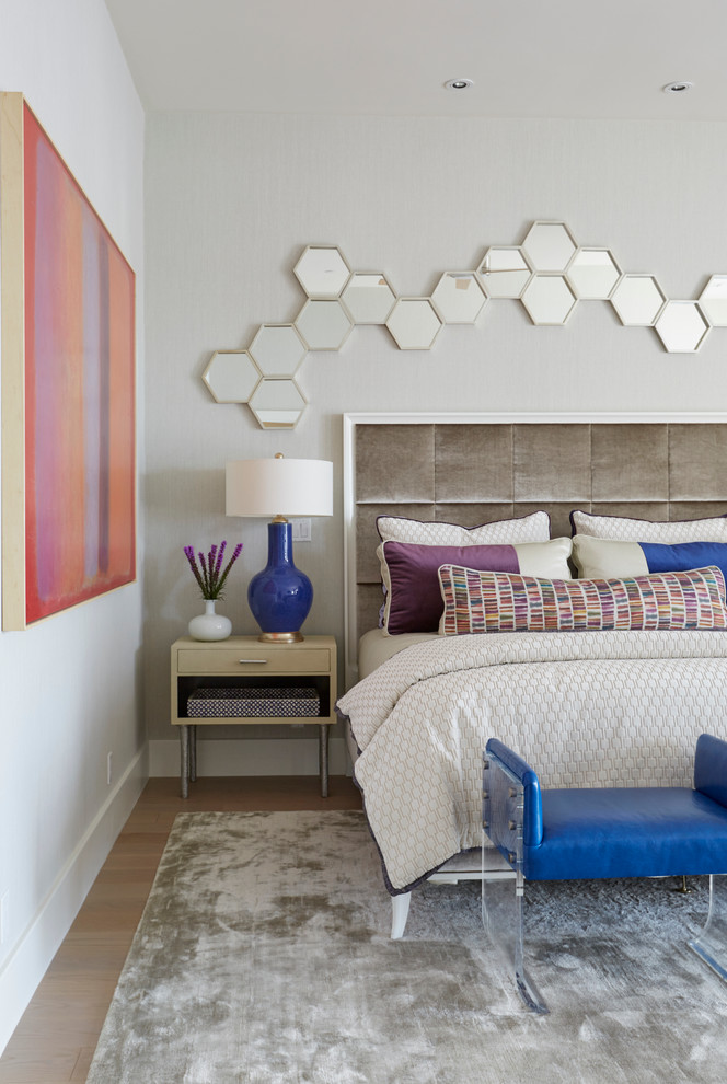 Großes Modernes Hauptschlafzimmer ohne Kamin mit hellem Holzboden, grauer Wandfarbe und beigem Boden in New Orleans
