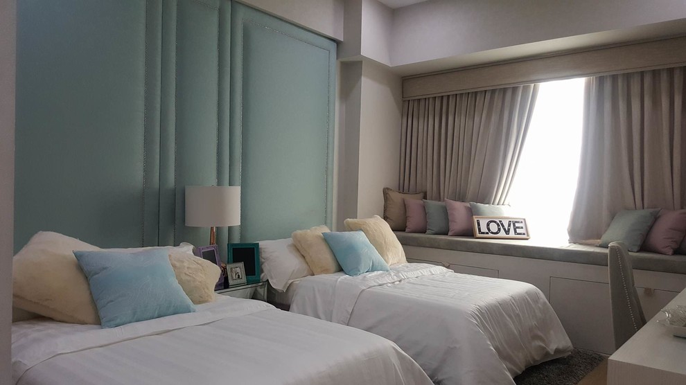 Foto di una piccola camera da letto design con pareti multicolore, parquet chiaro e pavimento marrone