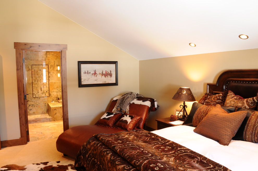 Modelo de habitación de invitados de estilo americano de tamaño medio con paredes beige y moqueta