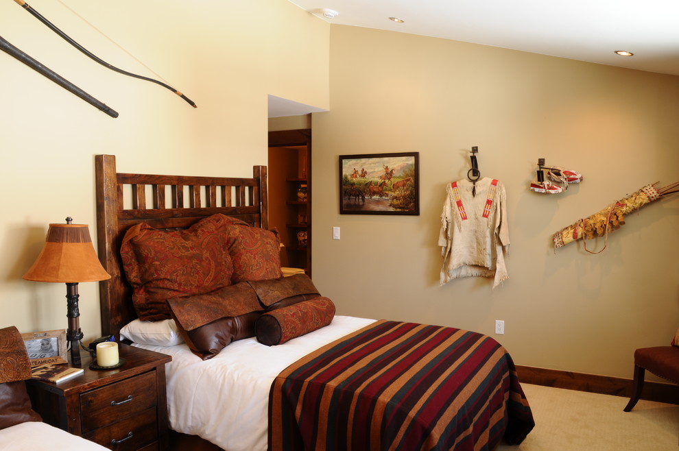 Diseño de habitación de invitados de estilo americano de tamaño medio con paredes beige y moqueta