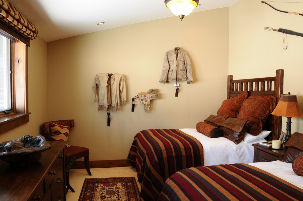 На фото: гостевая спальня среднего размера, (комната для гостей) в стиле фьюжн с бежевыми стенами и ковровым покрытием с